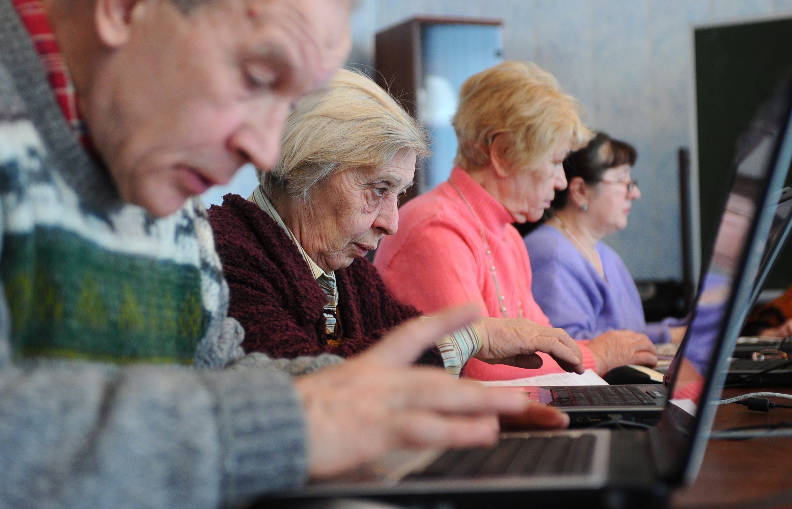 Новости для пенсионеров на сегодня. Пенсионеры в России. Пенсионеры в интернете. Работающие пенсионеры. Кружок компьютерной грамотности для пенсионеров.