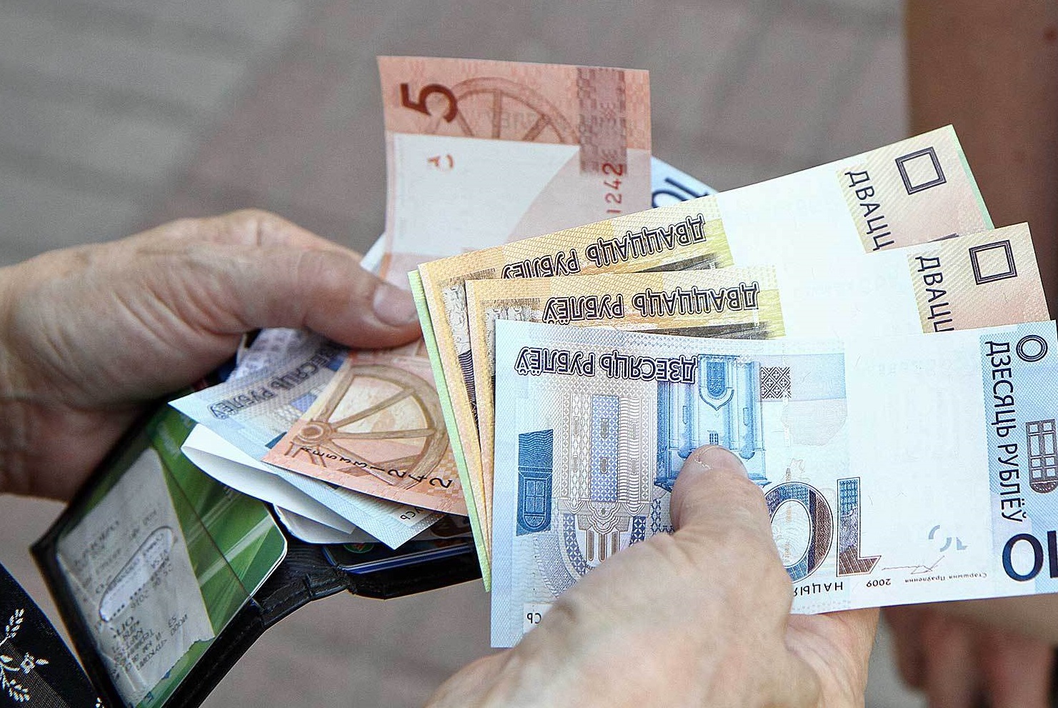 Пенсия в беларуси в мае. Белорусские деньги. Белорусские деньги в руках. Заработная плата. Зарплата в Беларуси.