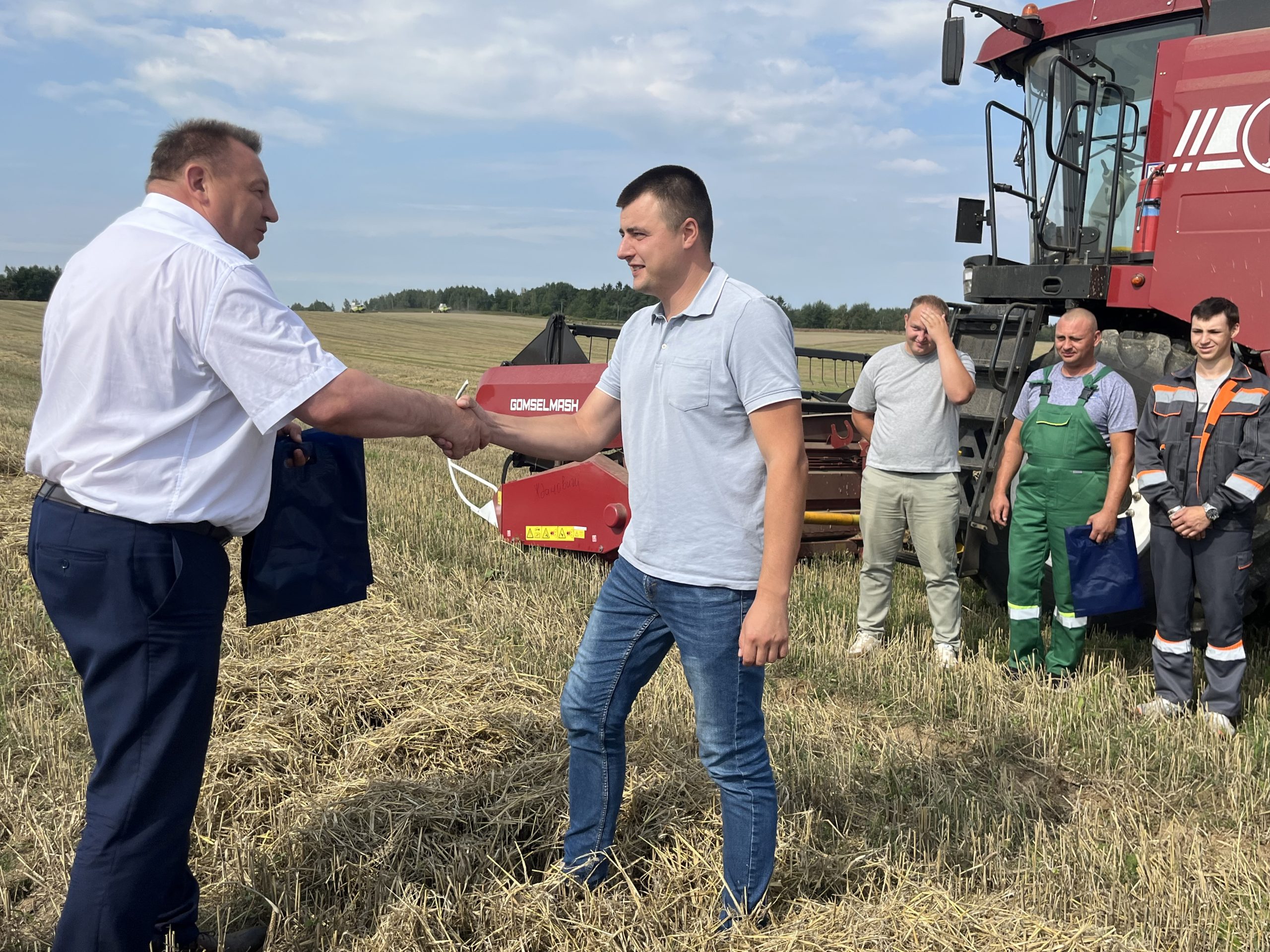 НА ПОЛЯХ МИНСКОГО РАЙОНА ПРОФСОЮЗЫ ЧЕСТВОВАЛИ ТРУЖЕНИКОВ ЖАТВЫ - Минское  областное объединение профсоюзов